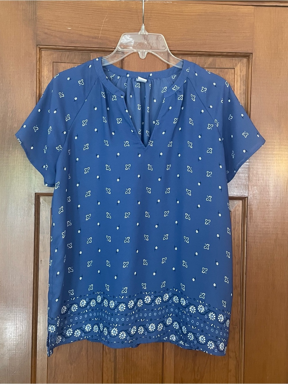 Old Navy Blue Short Sleeve V-Neck Top with Leaf/Floral‎ Border Print, Size Small